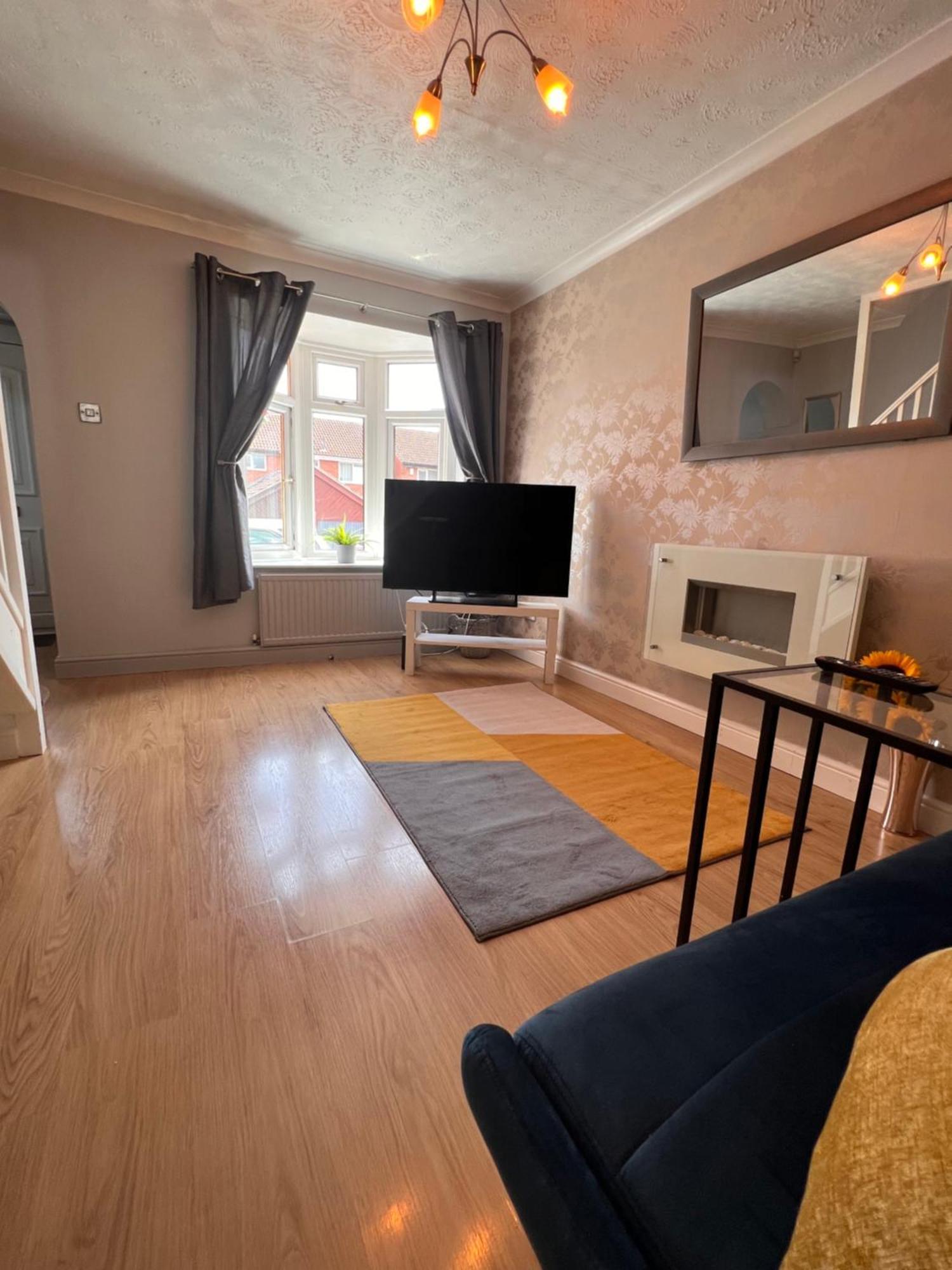Contractors Or Family House - M1 Nottingham - Ikea Retail Park - Catkin Drive - 2 Bed Home With Driveway, Private Garden, Sleeps 4 - Tv'S In All Rooms Giltbrook ภายนอก รูปภาพ