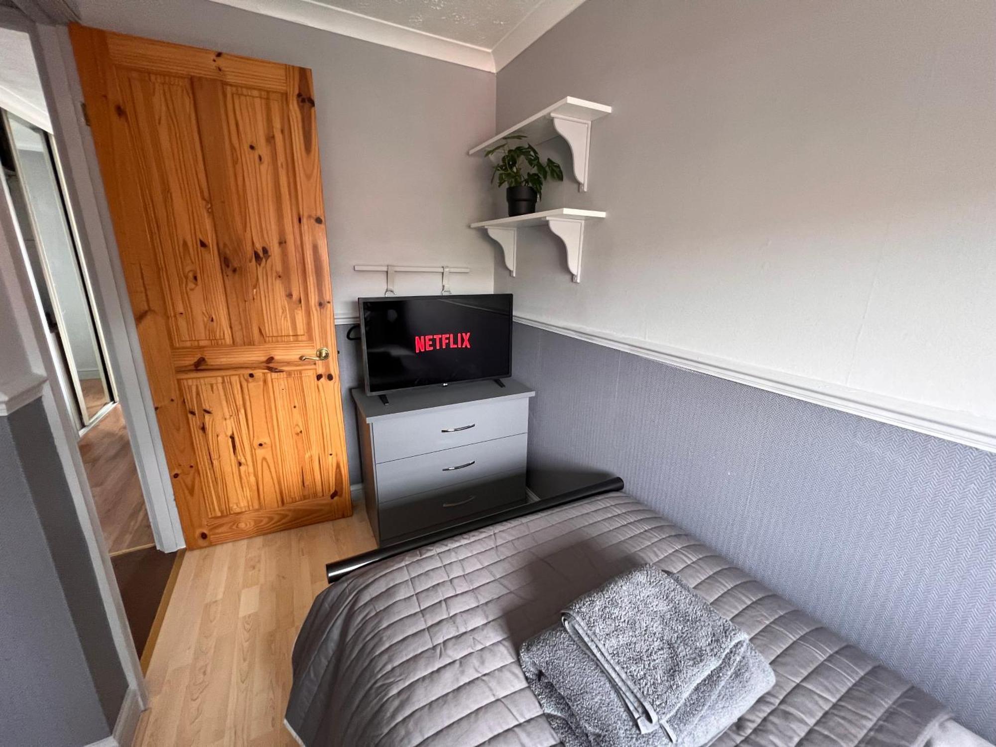 Contractors Or Family House - M1 Nottingham - Ikea Retail Park - Catkin Drive - 2 Bed Home With Driveway, Private Garden, Sleeps 4 - Tv'S In All Rooms Giltbrook ภายนอก รูปภาพ